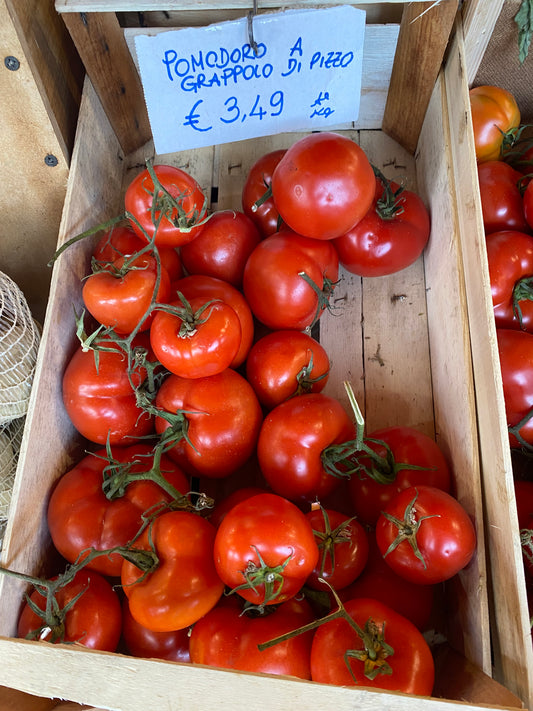 rotTomaten in holzkiste